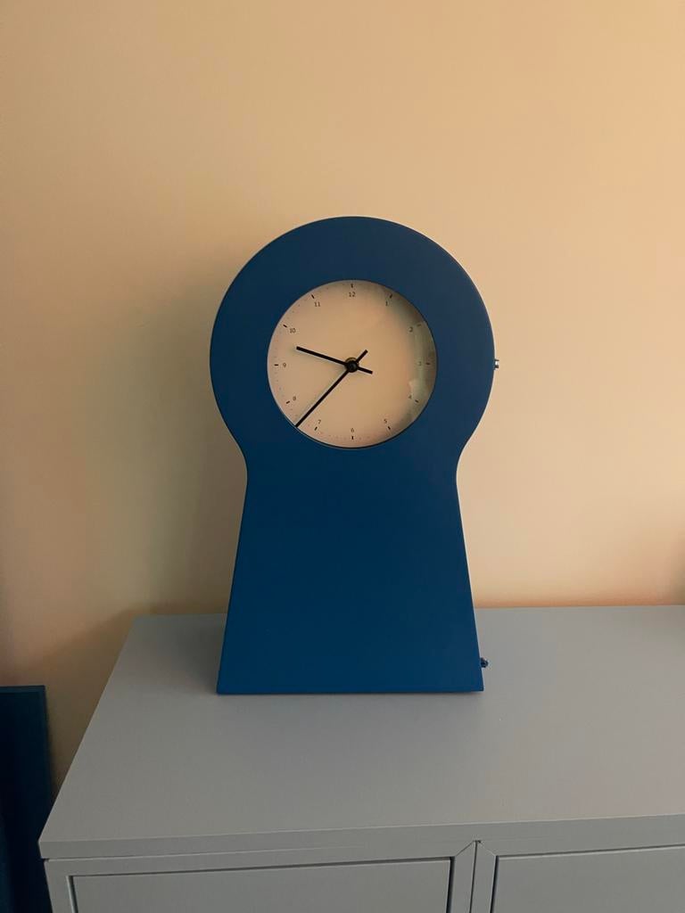 IKEA Klok PS 1995 - Blauwe wandklok met opbergruimte, Huis en Inrichting, Ophalen of Verzenden, Zo goed als nieuw, Analoog, Wandklok
