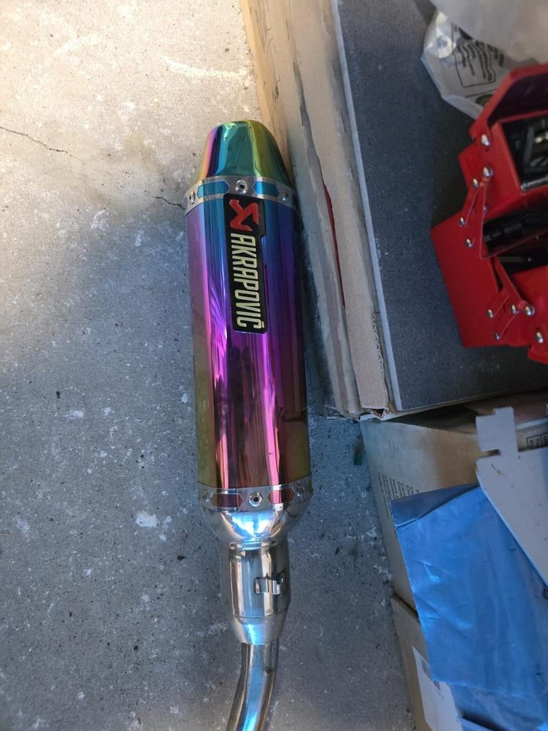 Akrapovic uitlaat met bocht, Ophalen of Verzenden