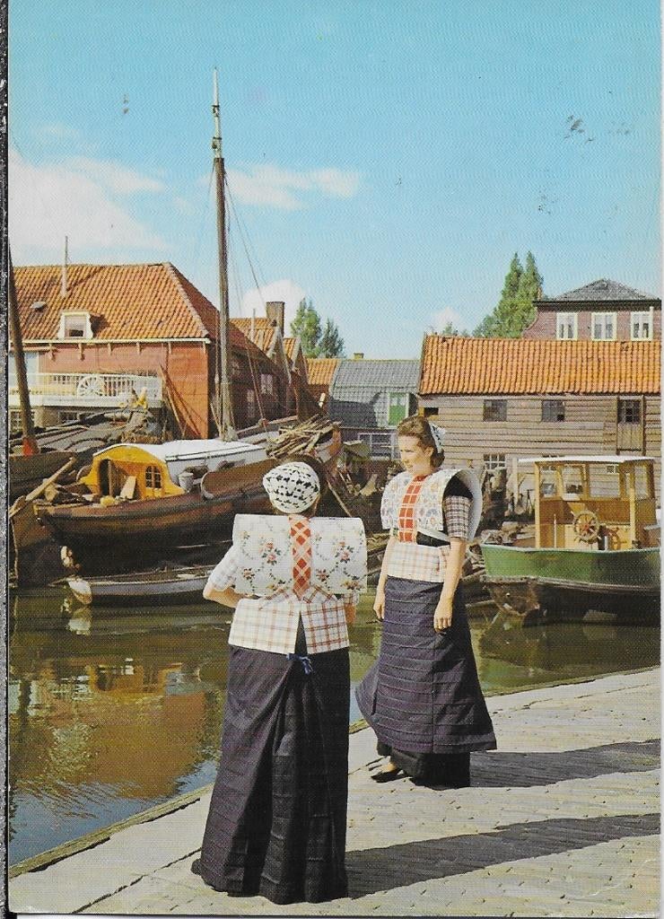 Spakenburg aan de havenkant gelopen ansichtkaart ( a541 ), Ophalen of Verzenden, 1980 tot heden, Gelopen