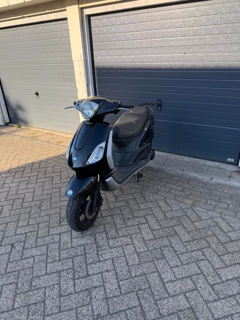 Piaggio fly 125cc bromkenteken, Fietsen en Brommers, Scooters | Piaggio, Ophalen of Verzenden, Zo goed als nieuw, Benzine, Fly