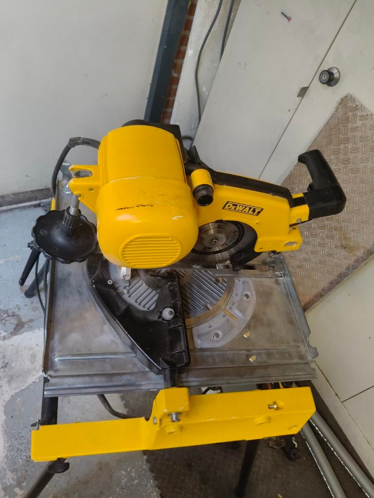 De Walt flip zaagtafel, Doe-het-zelf en Verbouw, Gereedschap | Zaagmachines, Gebruikt, Cirkelzaag, Ophalen of Verzenden, 30 tot 70 mm