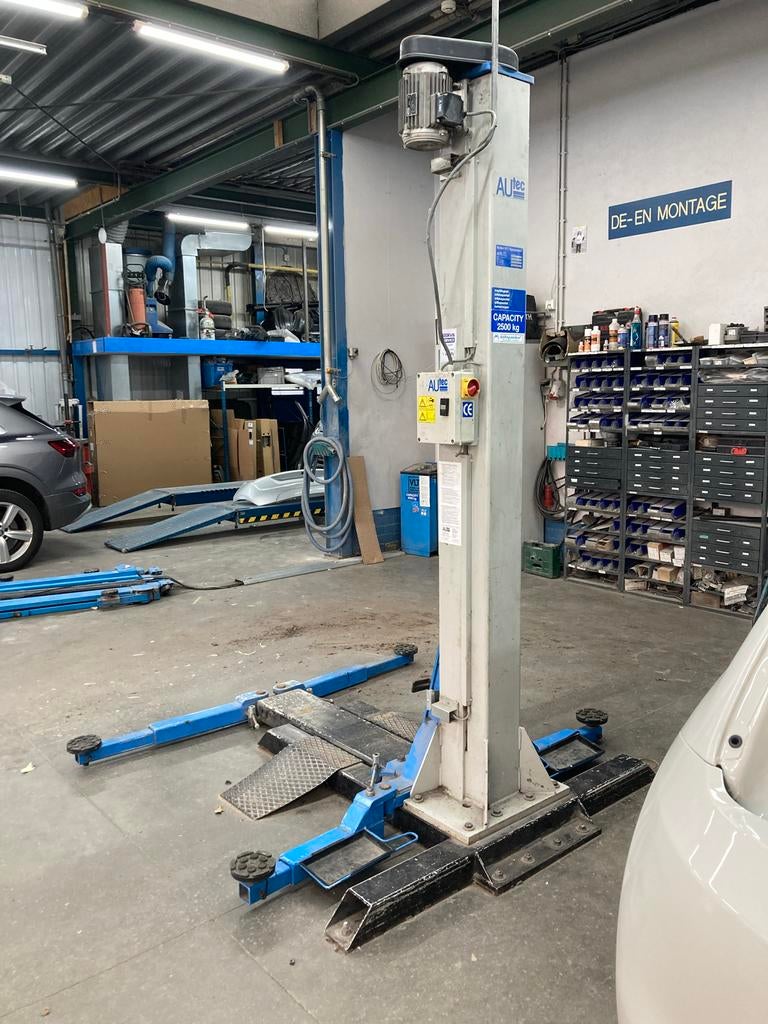1-koloms hefbrug Autec 2500 kg - Af te halen na 23 mei, Auto diversen, Autogereedschap, Ophalen of Verzenden, Gebruikt