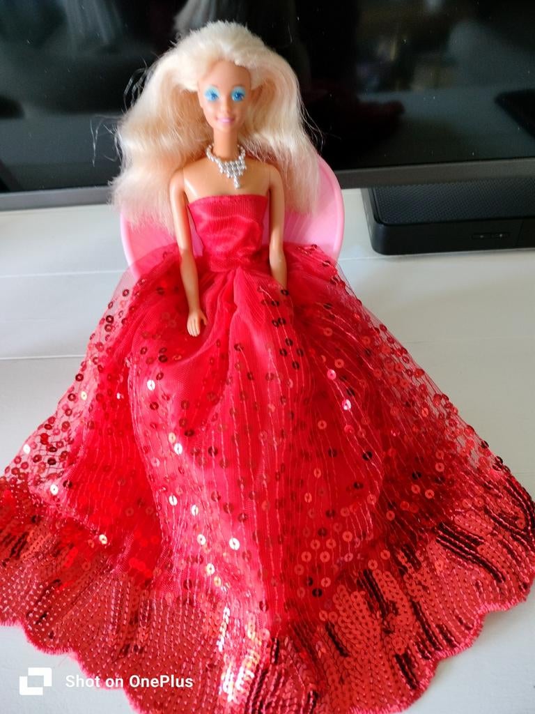 Barbie pop met rode galajurk en ketting, Ophalen of Verzenden, Zo goed als nieuw, Pop