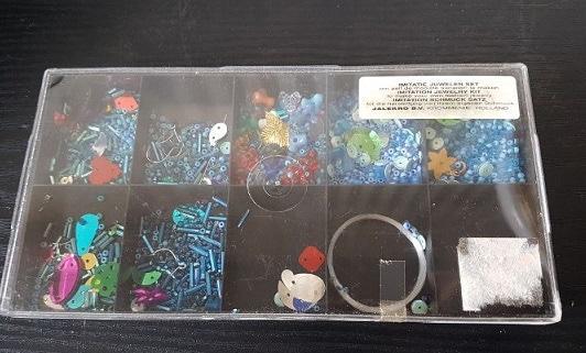 Sieraden kit met diverse kralen etc, zelf sieraden maken., Hobby en Vrije tijd, Kralen en Sieraden maken, Zo goed als nieuw, Overige typen