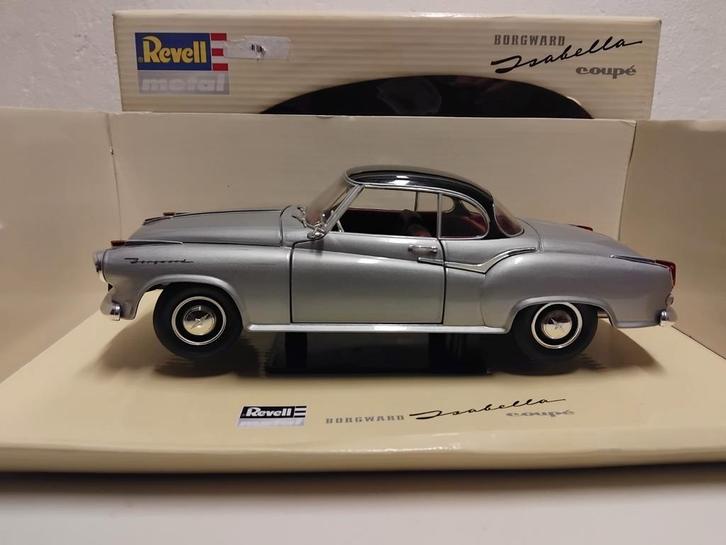 Borgward Isabella coupe zilvergrijs Revell metal 1:18 KRD, Hobby en Vrije tijd, Modelauto's | 1:18, Zo goed als nieuw, Auto, Revell