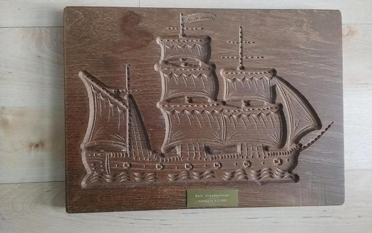 Houten plankje met uitgesneden schip 'Vriendentrouw', Antiek en Kunst, Antiek | Woonaccessoires, Ophalen