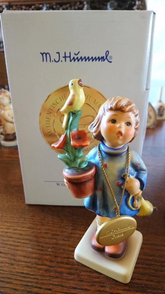 Hummel meisje met bloempot (hum17), Verzamelen, Beelden en Beeldjes, Ophalen of Verzenden, Zo goed als nieuw, Hummel