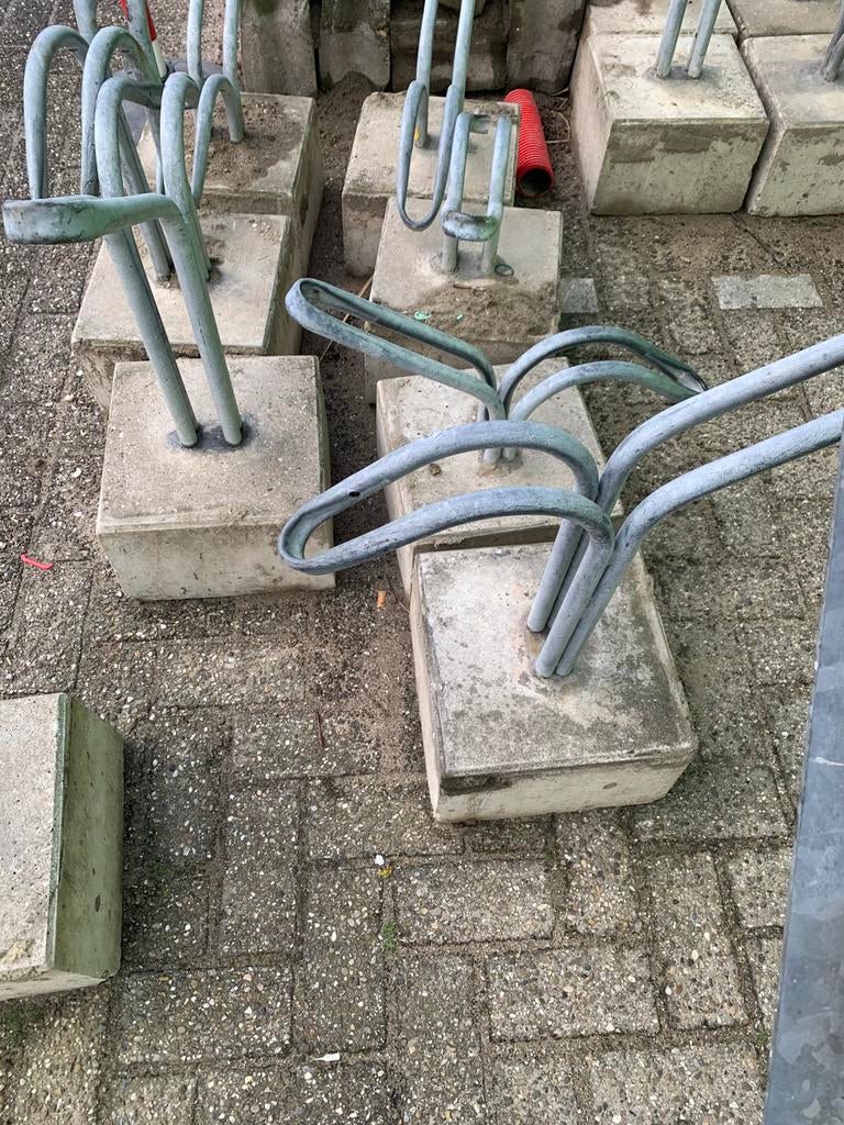 fietsen rek met betonblok, Fietsen en Brommers, Fietsaccessoires | Fietsenrekken, Ophalen, Zo goed als nieuw