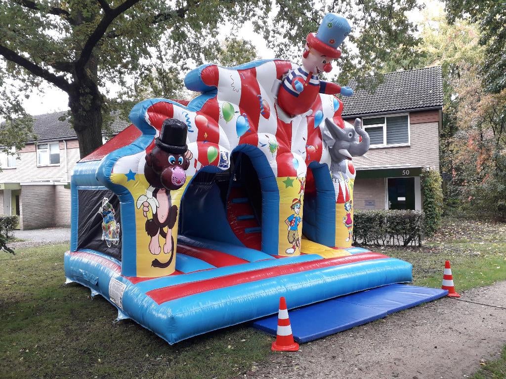 Super springkussen met glijbaan Fun Circus te huur Tilburg, Hobby en Vrije tijd, Feestartikelen | Verhuur, Ophalen, Zo goed als nieuw
