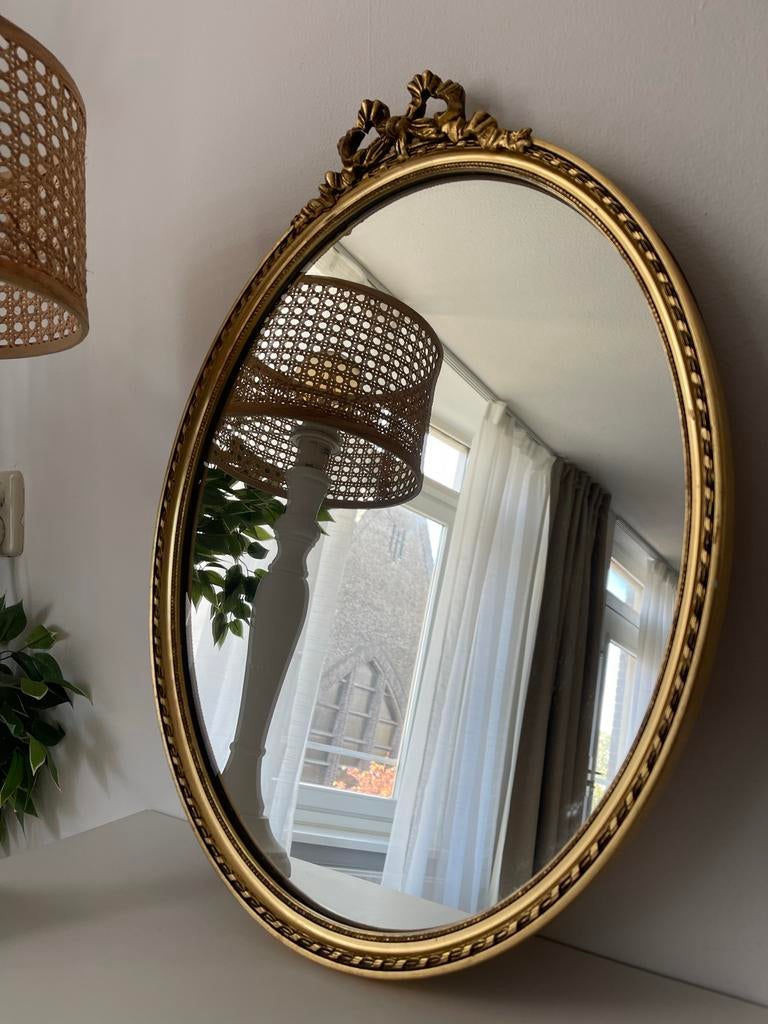 Vintage Gouden Ovale Spiegel met Sierlijke Details, Ophalen of Verzenden, Ovaal, Minder dan 50 cm, Minder dan 100 cm