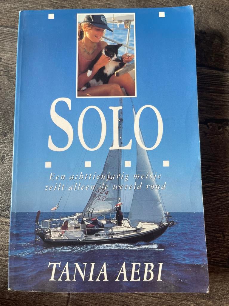 Solo: Een achttienjarig meisje zeilt alleen de wereld rond, Ophalen of Verzenden, Gelezen, Nederland