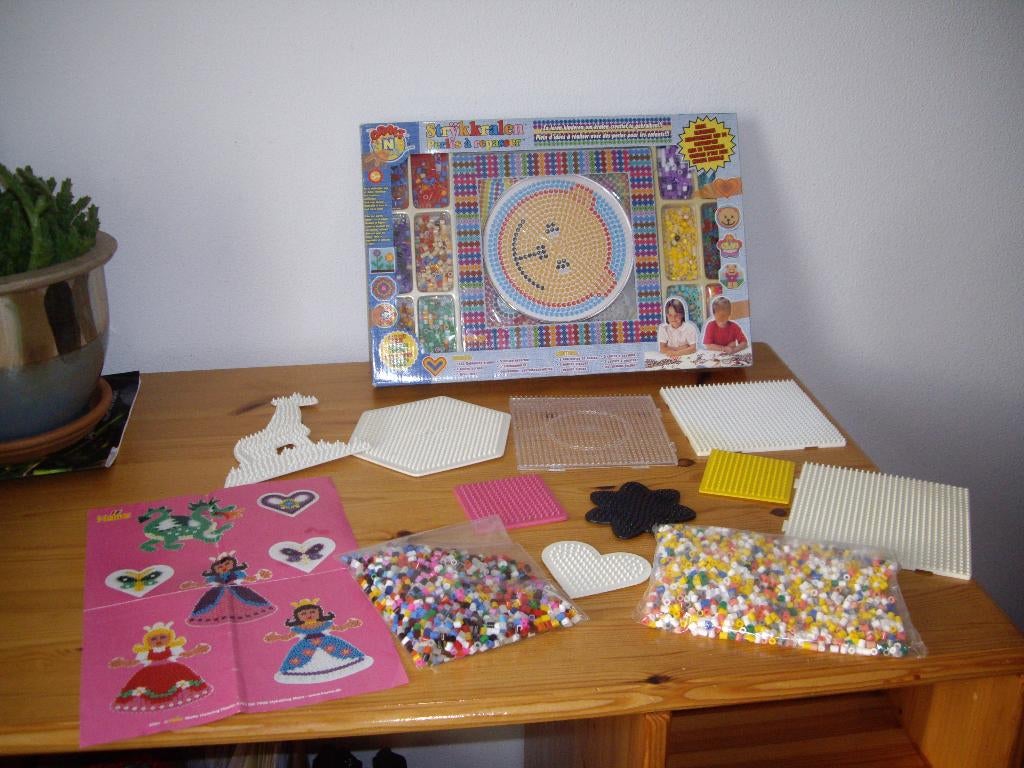 nieuwe doos strijkkralen + losse +10 vormen, Kinderen en Baby's, Speelgoed | Educatief en Creatief, Ophalen, Nieuw, Knutselen