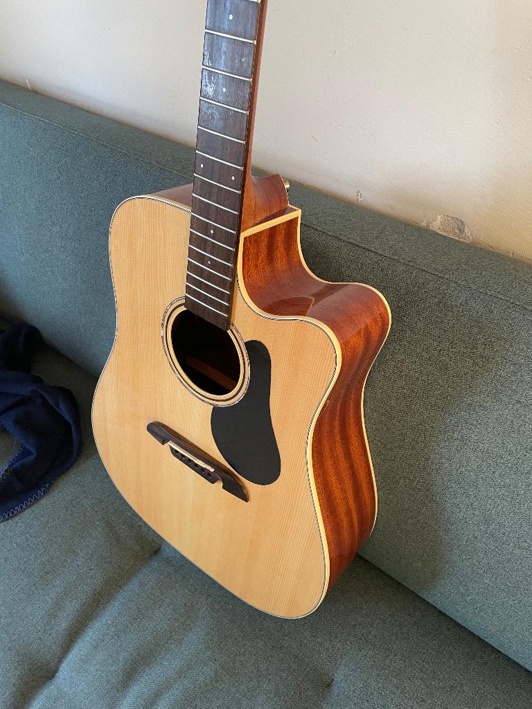 Alvarez RD26CE, western gitaar, met piëzo en koffer, Muziek en Instrumenten, Snaarinstrumenten | Gitaren | Akoestisch, Ophalen of Verzenden