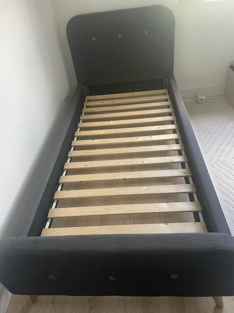 JYSK Eenpersoons Bedframe 90x200 Grijs - Zo goed als nieuw, Ophalen, 90 cm, Eenpersoons, Zo goed als nieuw