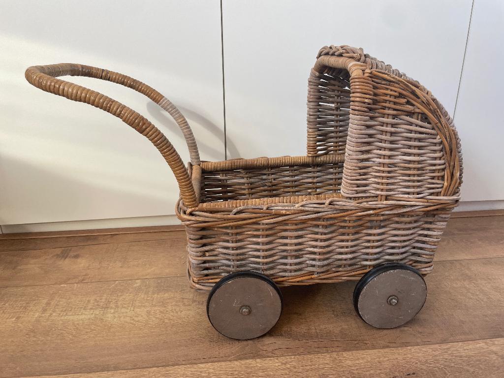 Rieten poppewagen, Kinderen en Baby's, Speelgoed | Poppen, Ophalen, Zo goed als nieuw, Babypop