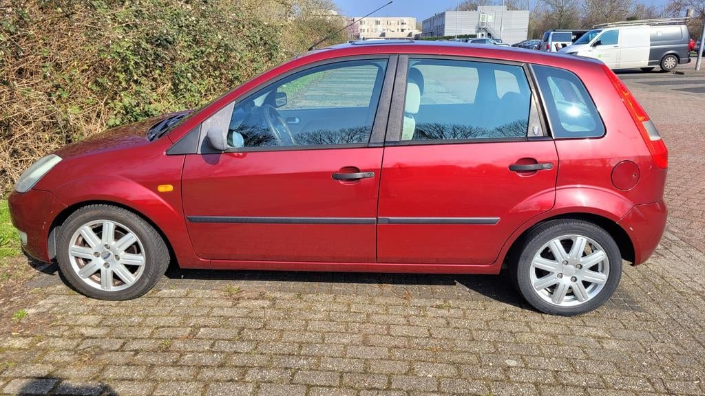 Ford Fiësta 1.4 16V 5DR 2003 Rood, Auto's, Ford, Voorwielaandrijving, 40 €/maand, 4 cilinders, Origineel Nederlands