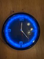 Moderne Wandklok met Blauwe Neon Verlichting, Ophalen of Verzenden, Zo goed als nieuw, Analoog, Wandklok