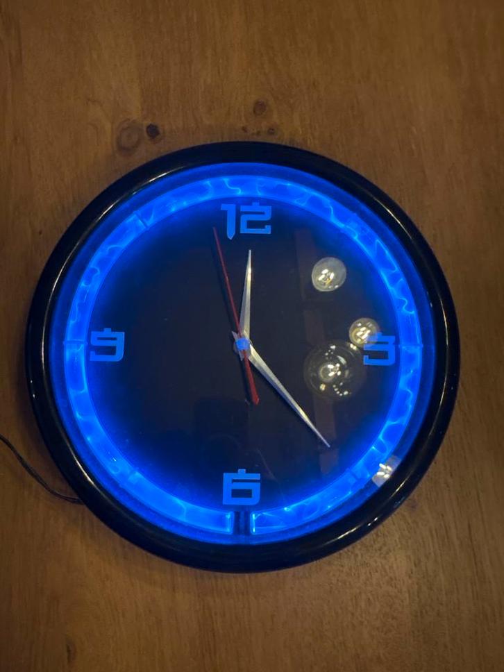 Moderne Wandklok met Blauwe Neon Verlichting, Huis en Inrichting, Woonaccessoires | Klokken, Zo goed als nieuw, Wandklok, Analoog