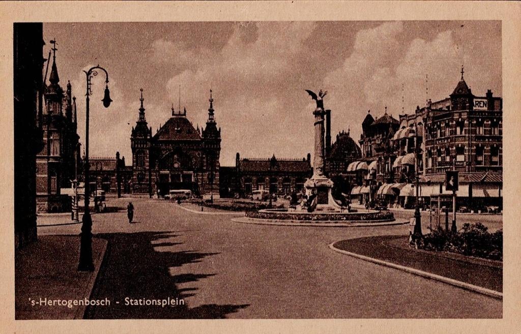 Den Bosch – Stationsplein., Ophalen of Verzenden, 1920 tot 1940, Ongelopen, Noord-Brabant