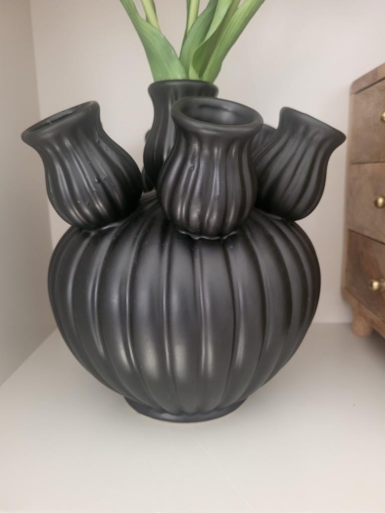 Zwarte Tulpenvaas - 20 cm Hoog, Zwart, Aardewerk of Porselein, Ophalen of Verzenden, Zo goed als nieuw