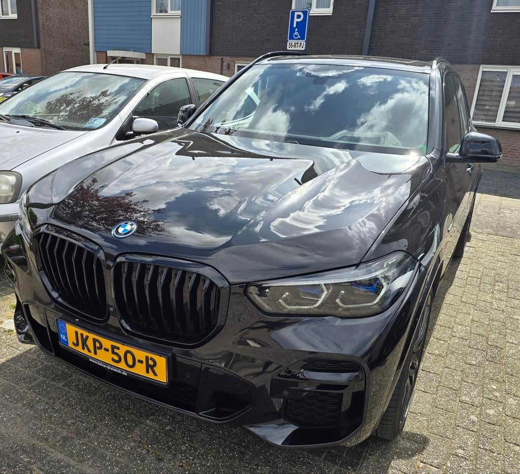 BMW X5 45e M-PAKK 394pk 2022 6mnd gar, 77 km/l, Parkeerassistent, Zwart, Vierwielaandrijving