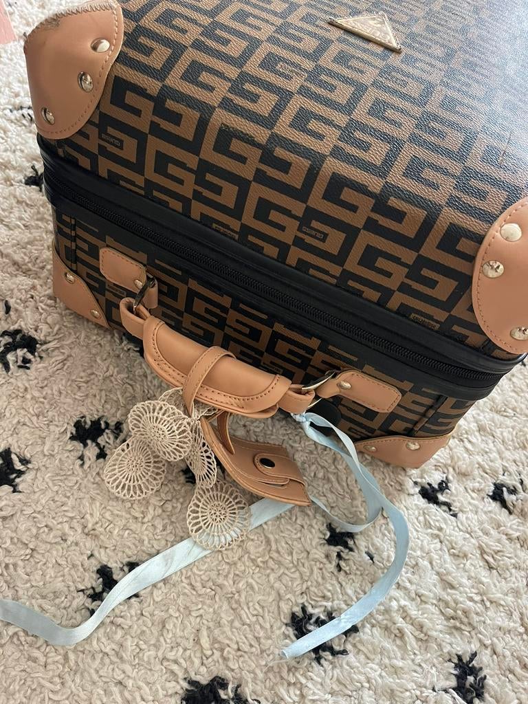 GUESS reis koffer handbagage, Wieltjes, Gebruikt, 50 tot 60 cm, Hard kunststof