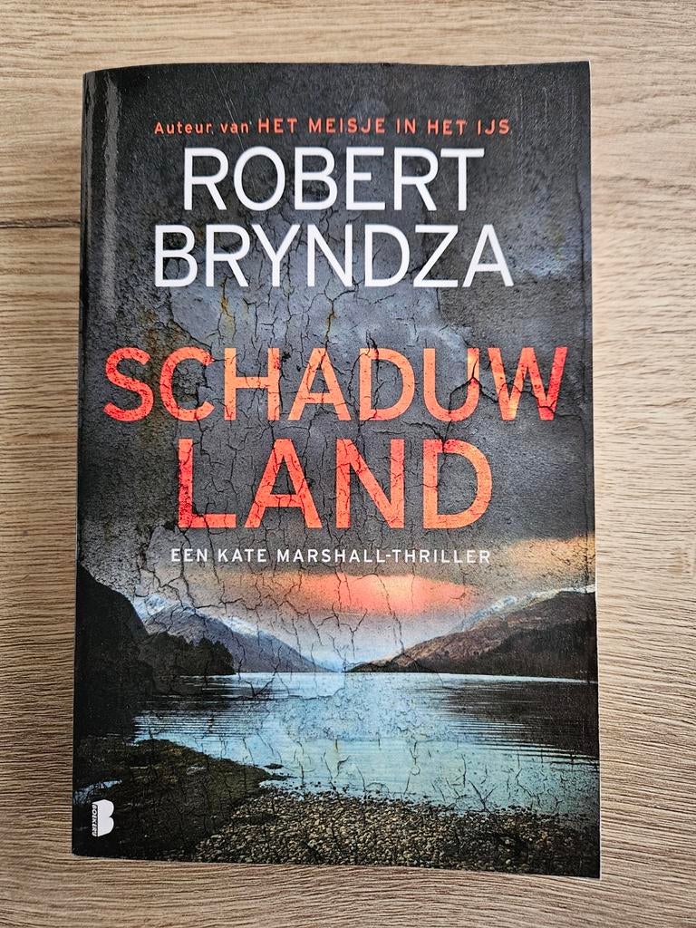 Robert Bryndza - Schaduwland, Boeken, Thrillers, Ophalen of Verzenden, Gelezen, Robert Bryndza