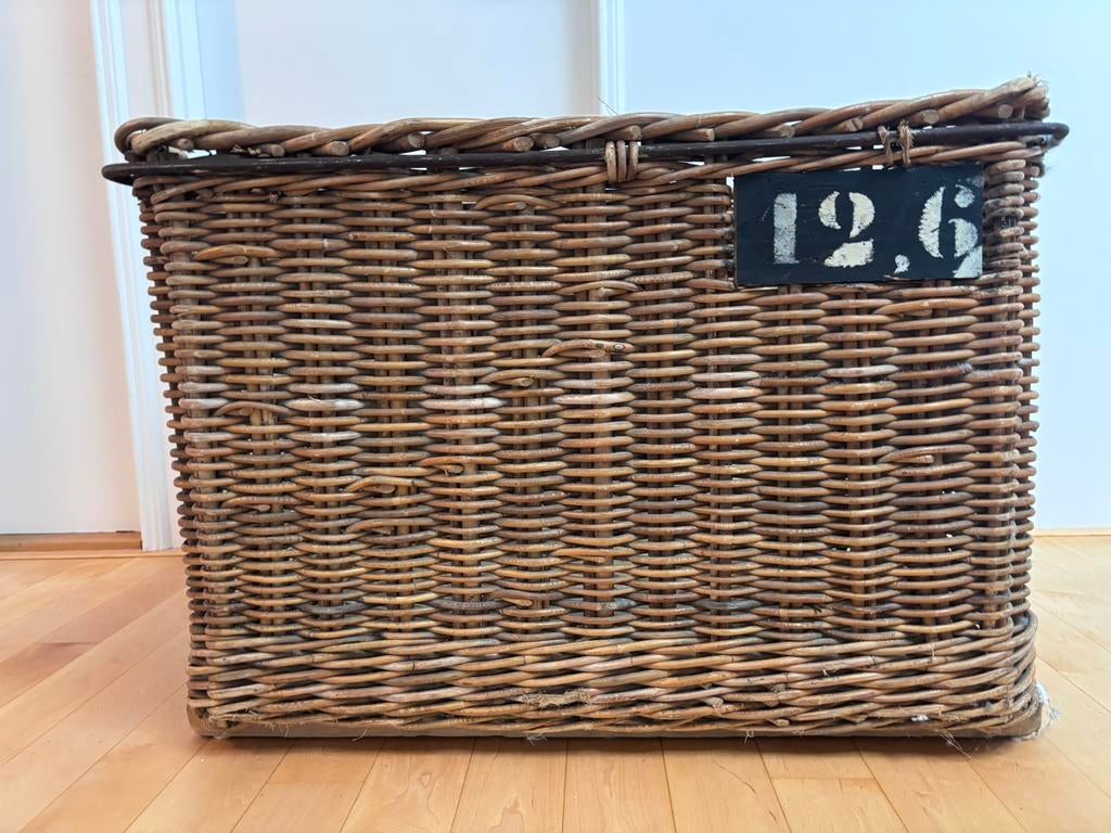 Grote vintage industriële rieten mand met metalen band, Huis en Inrichting, Woonaccessoires | Schalen en Manden, Ophalen, Gebruikt