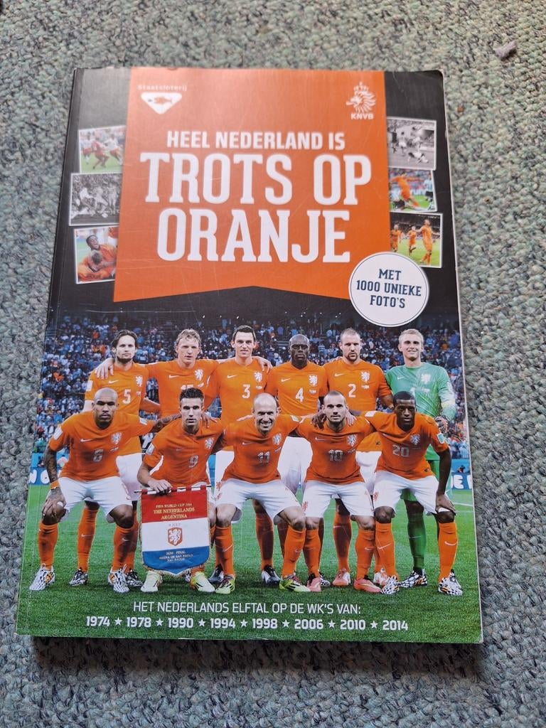 Heel Nederland is trots op oranje, Ophalen of Verzenden, Overige binnenlandse clubs, Boek of Tijdschrift