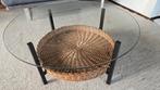 Ronde glazen salontafel met stevige rietenmand, Huis en Inrichting, Tafels | Salontafels, Ophalen, Gebruikt, 50 tot 100 cm, Rond