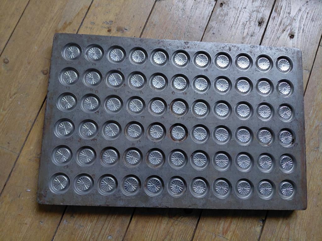 Grote, zware chocoladevorm, Vormenfabriek Tilburg
Gestempeld, Antiek en Kunst, Ophalen of Verzenden