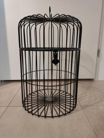 Decoratieve vogelkooi beschikbaar voor biedingen