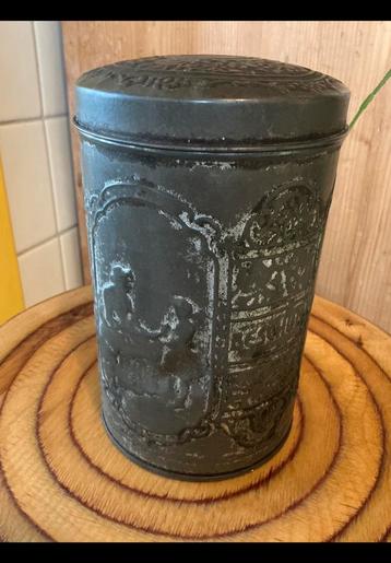 Héél oud origineel gebruikt & doorleefd beschuitblik. Deukje beschikbaar voor biedingen