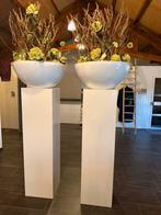 Twee decoratieve bloemstukken op sokkel, Ophalen, Zo goed als nieuw