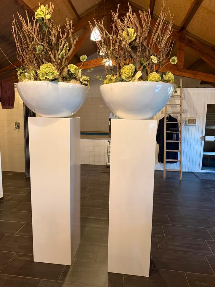 Twee decoratieve bloemstukken op sokkel, Huis en Inrichting, Woonaccessoires | Zuilen en Pilaren, Zo goed als nieuw, Ophalen