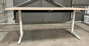 Ahrend bureau 150x60 mechanisch in hoogte verstelbaar 