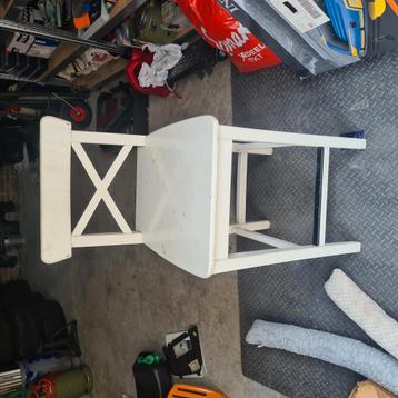 Houten krukje. beschikbaar voor biedingen