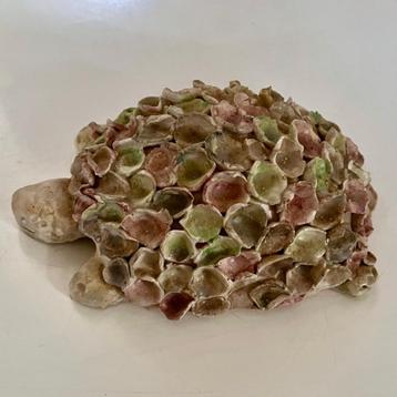 Keramiek beeldje van een schildpad beschikbaar voor biedingen