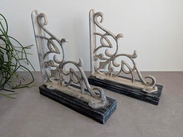 Stevige boekensteunen van smeedijzer, brocante stijl beschikbaar voor biedingen