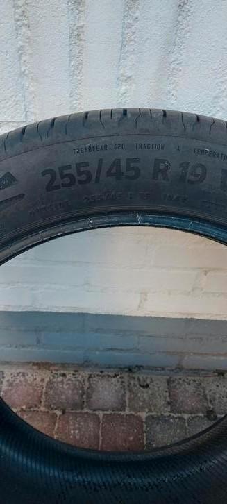 Te koop 4 banden in de maat 255x45x19 met 5.5 mm en 4.5 mm. beschikbaar voor biedingen