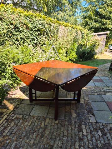 Vintage Eettafel met ingelegd hout. beschikbaar voor biedingen