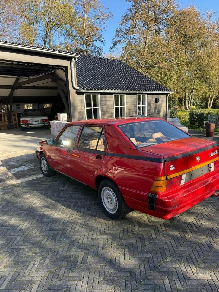 Zeldzame ALFA 75 V6 2.5 1987 (project), Auto's, Oldtimers, Particulier, Alfa Romeo, Benzine, Handgeschakeld, Rood, Beige, Stof