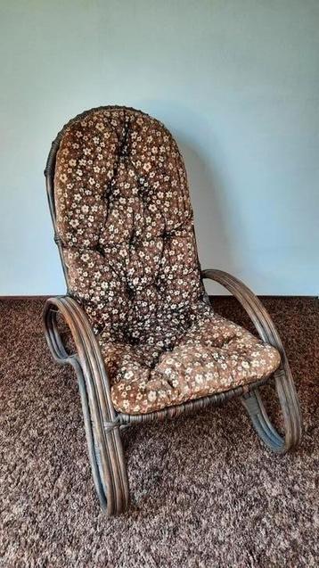Vintage rotan leunstoel. beschikbaar voor biedingen