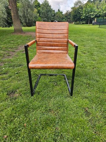 6 Industriële leren stoelen beschikbaar voor biedingen