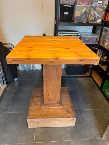 Houten statafel. beschikbaar voor biedingen