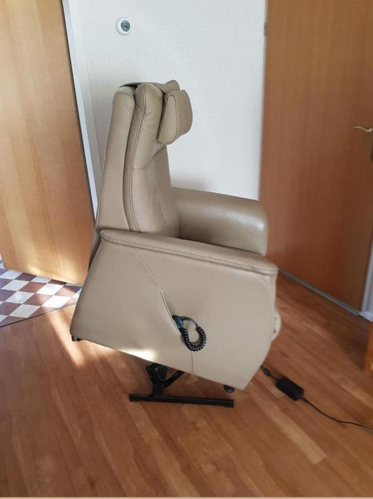 Vrijwel ongebruikte relax / sta op stoel Prominent, Huis en Inrichting, Fauteuils, Zo goed als nieuw, Leer, 50 tot 75 cm, 75 tot 100 cm
