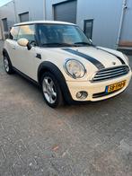 Mini cooper wit (r56) 1.6 75pk 2010 Wit, Voorwielaandrijving, 74 pk, 4 cilinders, 4 stoelen