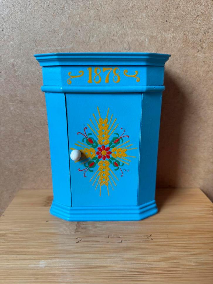 Kast - hxbxd 15.7x11.5x5.6cm - hout, Verzamelen, Poppenhuizen en Toebehoren, Zo goed als nieuw, Poppenhuis, Ophalen of Verzenden