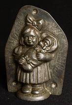 Chocolade vorm spelend meisje met pop., Antiek en Kunst, Ophalen