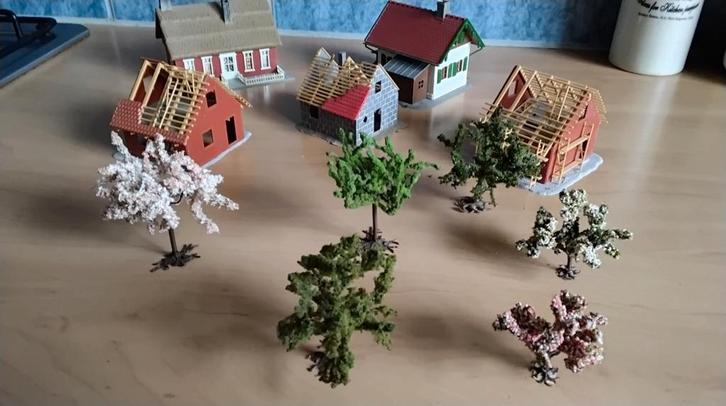 5 mooie nette huisjes en 6 bomen ongebruikt, Hobby en Vrije tijd, Modeltreinen | H0, Zo goed als nieuw, Brug, Tunnel of Gebouw